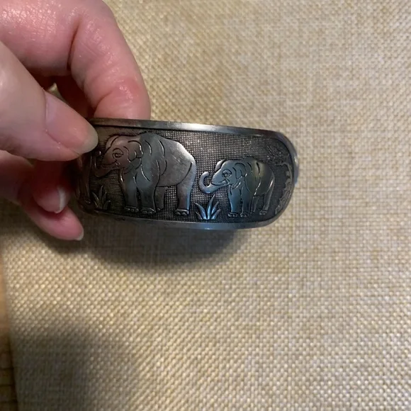 Silver plated elephant cuff bracelet, vintage. - Picture 7 of 11